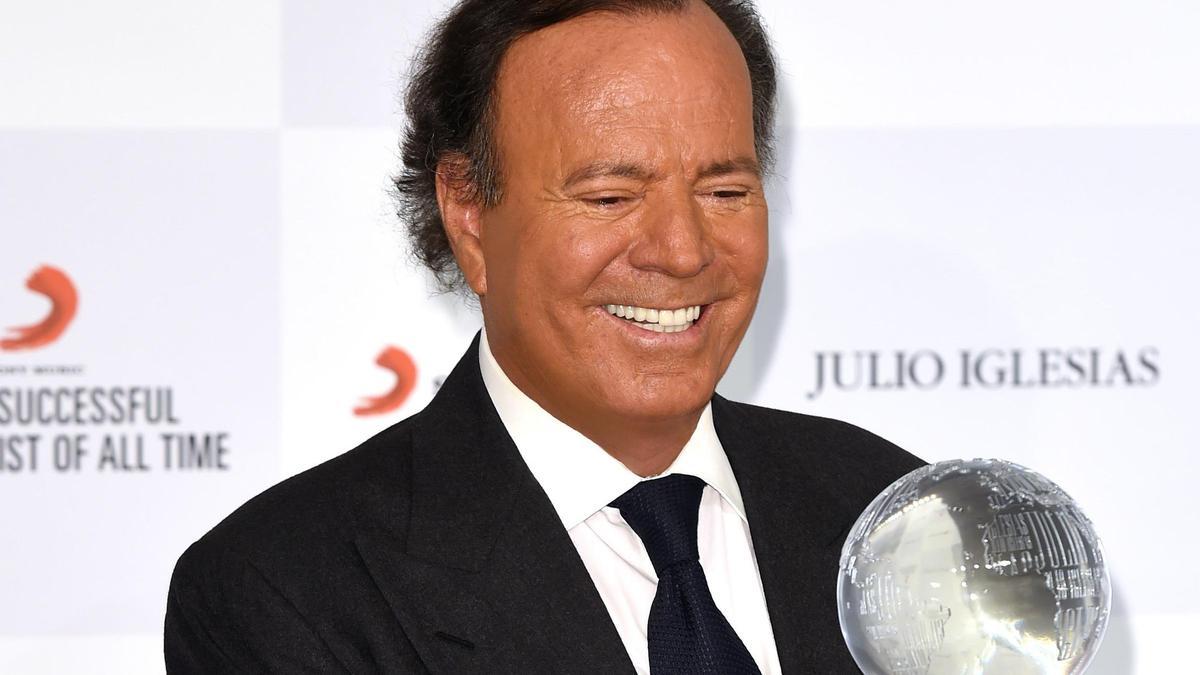 Pillan desnudo al cantante Julio Iglesias mientras se baña en su playa privada