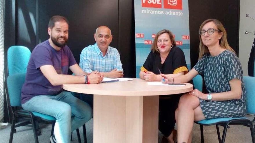 Iván Puentes, Tino Fernández, Gloria Blanco y Paloma Castro en el despacho del grupo municipal en el Teatro Principal ayer. // G.S.