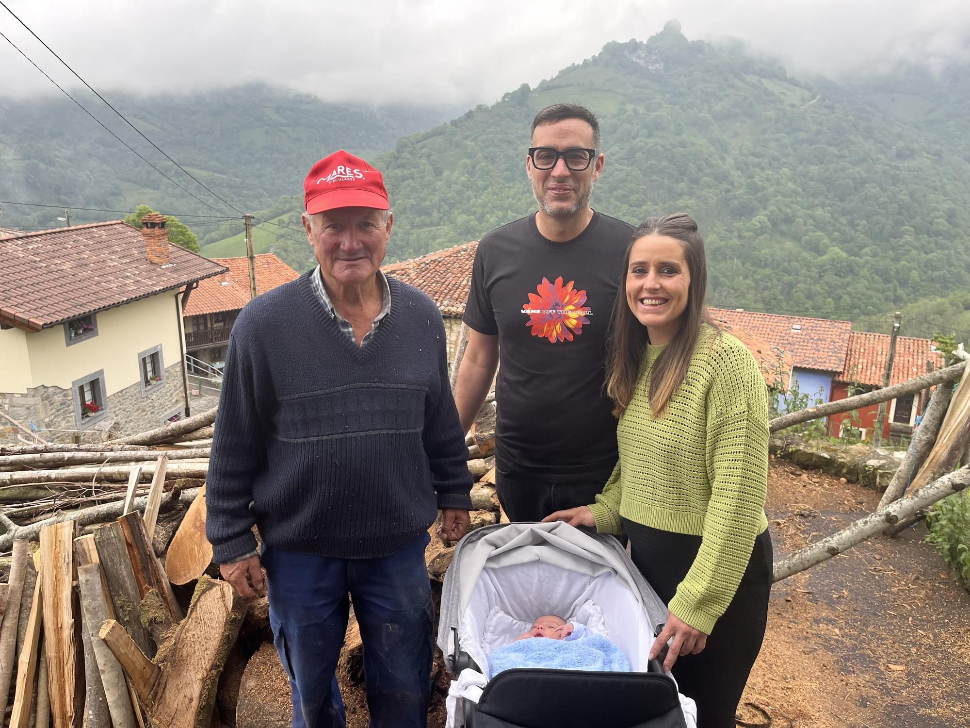 Una pareja de A Guarda da el primer niño en 40 años a un pueblo asturiano