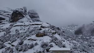 La neu cau amb força i causa incidències en 50 carreteres