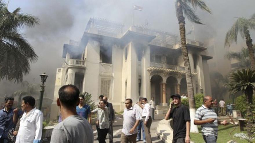 Cientos de miembros de los Hermanos Musulmanes asaltan e incendian el Palacio del Gobernador en Giza