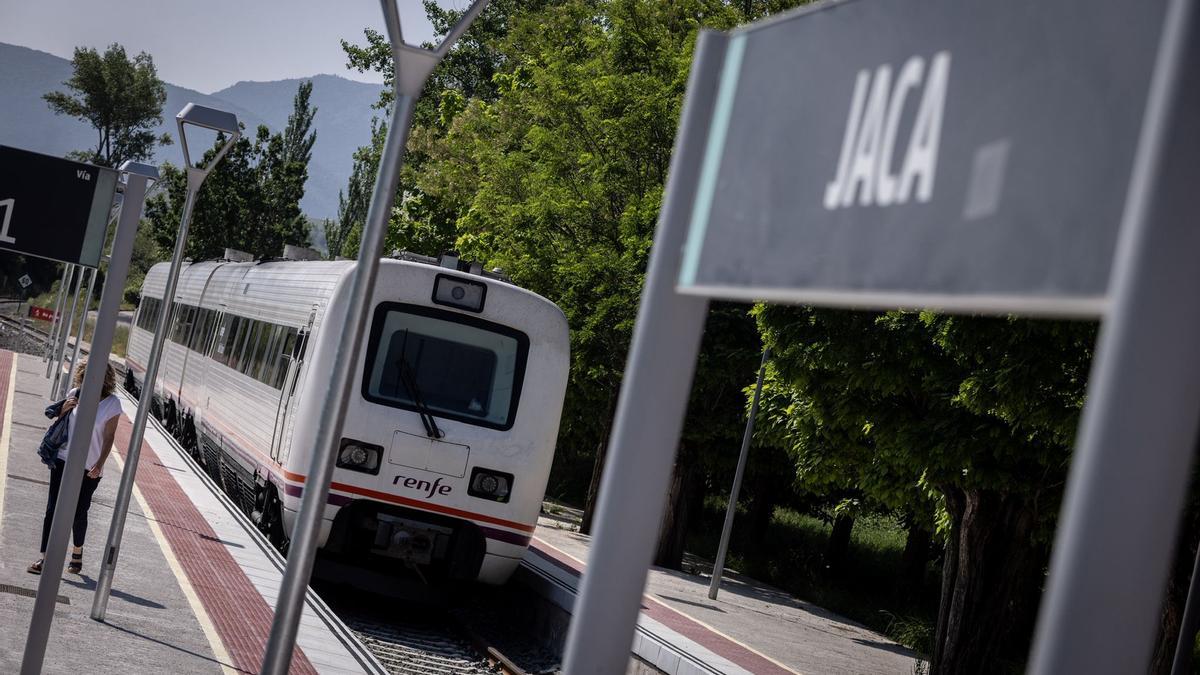Así ha sido el primer viaje del Canfranero en su vuelta a las vías dos años después