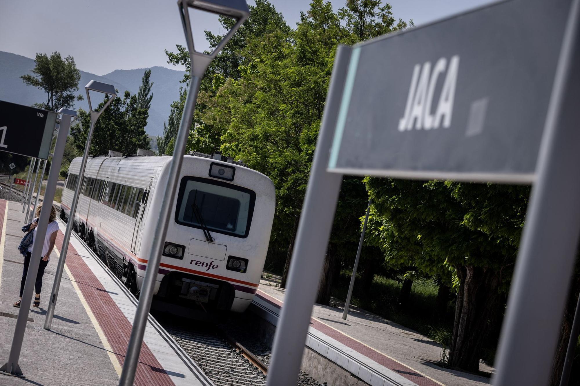 En imágenes | Así ha sido el viaje inaugural del Canfranero en su vuelta a la actividad tras las obras de remodelación de la línea