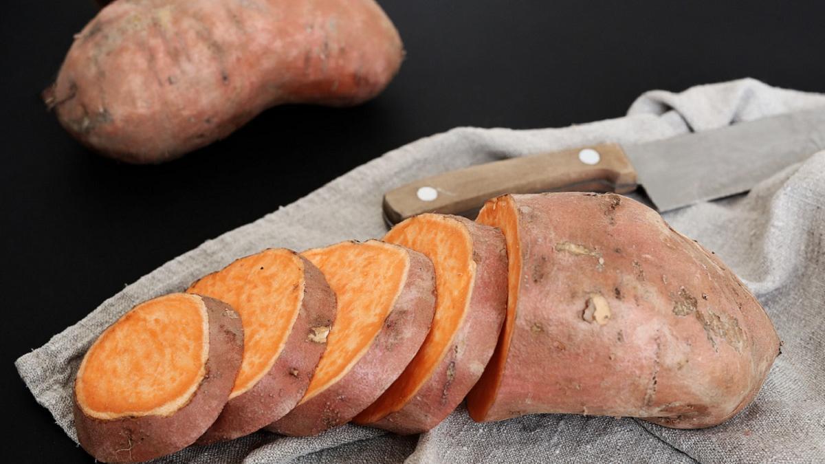 También conocido como batata, presenta un elevado contenido en vitaminas A, C y E, β-carotenos, potasio y fósforo.