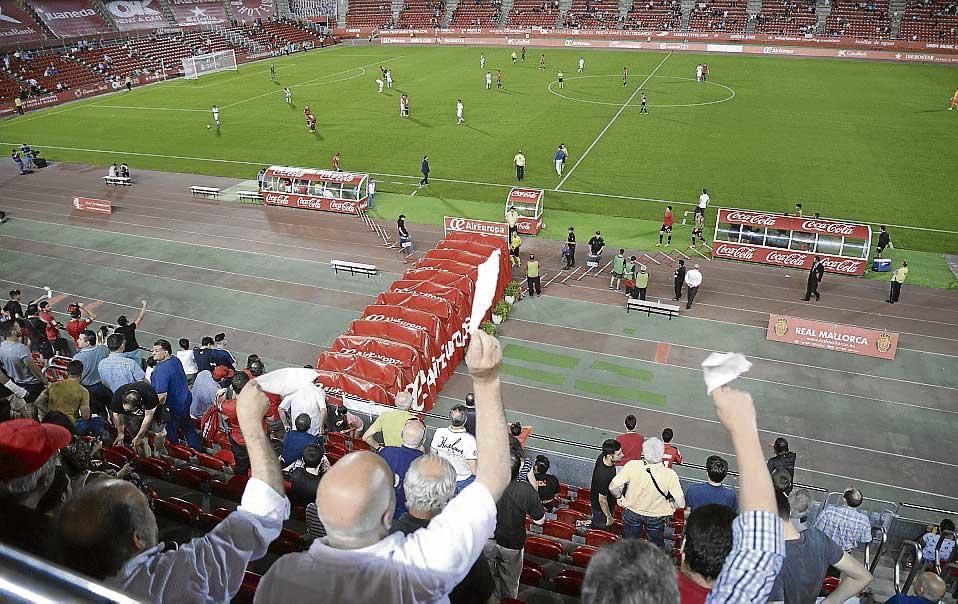 Dolor y rabia de aficionados del Mallorca en el último partido de Segunda