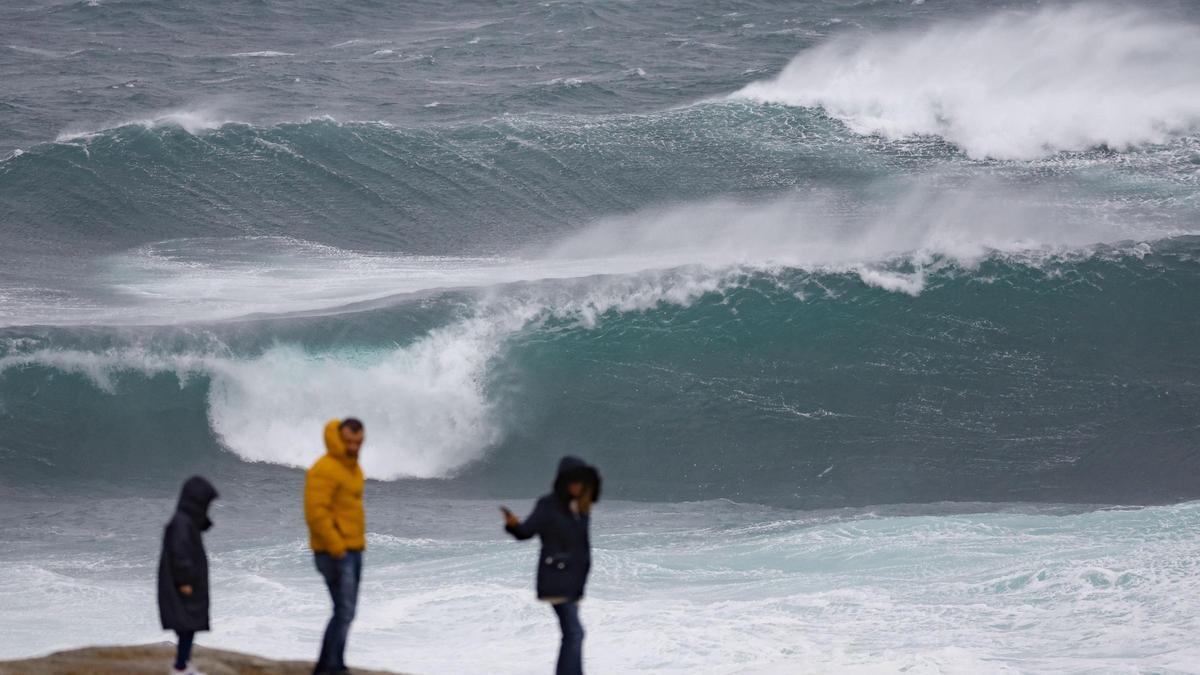 Imagen de archivo del litoral coruñés con olas embravecidas.