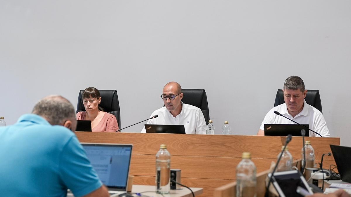 La mesa presidencial durante el pleno del mes de agosto