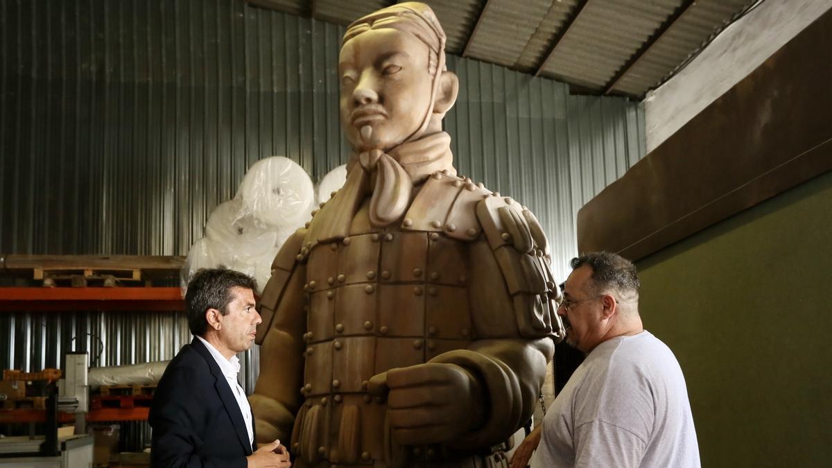 Carlos Mazón y José Manuel García, con la escultura del guerrero de Xian.