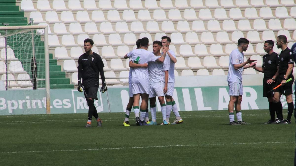 Los futbolistas del Córdoba CF B celebran el triunfo ante el Antoniano.