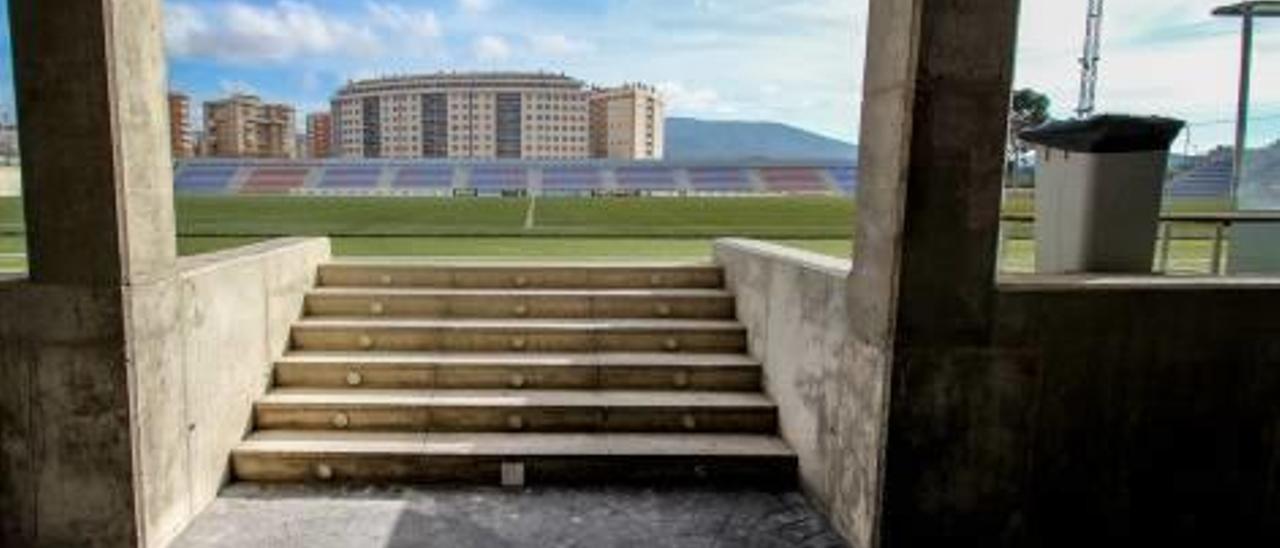 Uno de los accesos a las gradas del estadio Nuevo Pepico Amat.