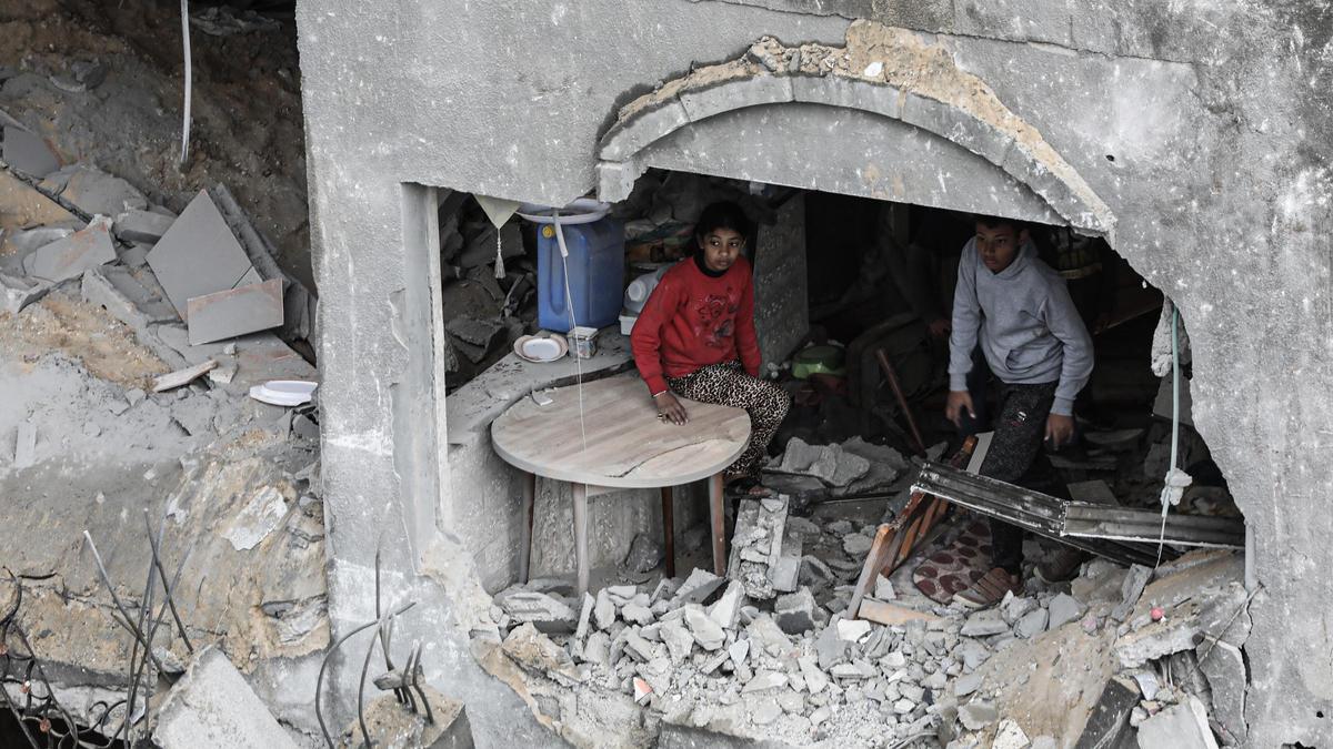 Palestinos en un edifici destruido por los bombardeos de Israel en Deir Al Balah (Gaza).