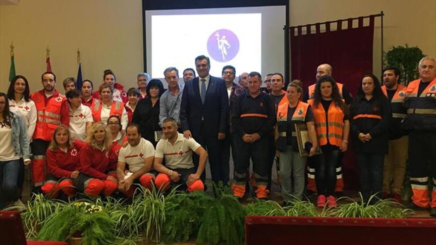 El alcalde premia la labor de Cruz Roja y Protección Civil