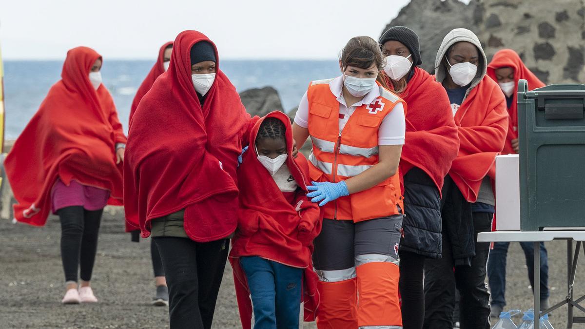 Un nen mort i 30 desapareguts a l’enfonsar-se una llanxa davant les Canàries