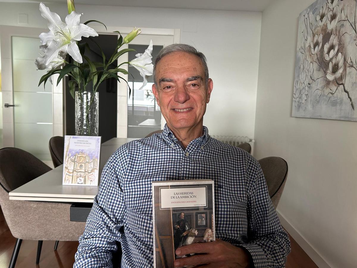 Jesús Sánchez Graullera, con su nueva novela, 'Las heridas de la ambición'.