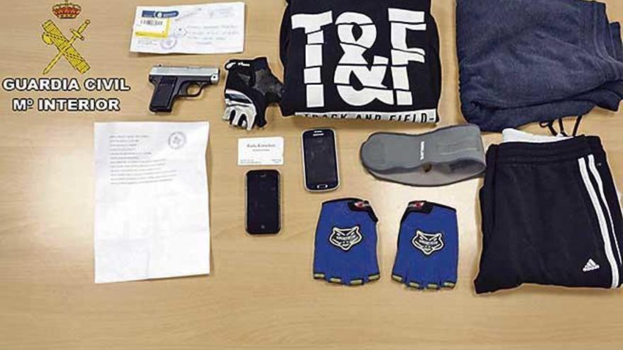 Pistola simulada y ropa intervenida al presunto atracador.