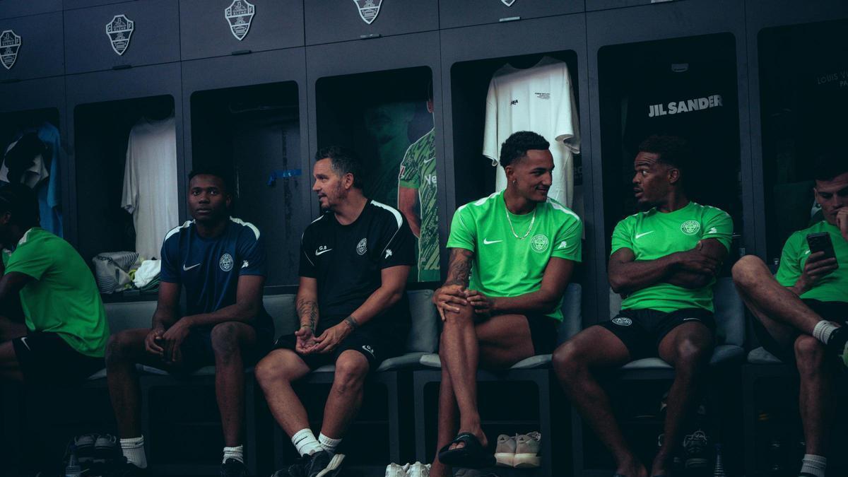 Jugadores del Elche en el vestuario durante esta pretemporada, con Álvaro Rodríguez entre ellos