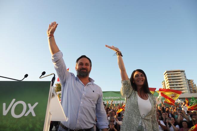 Abascal arropa a Macarena Olona en su puesta de largo en Málaga