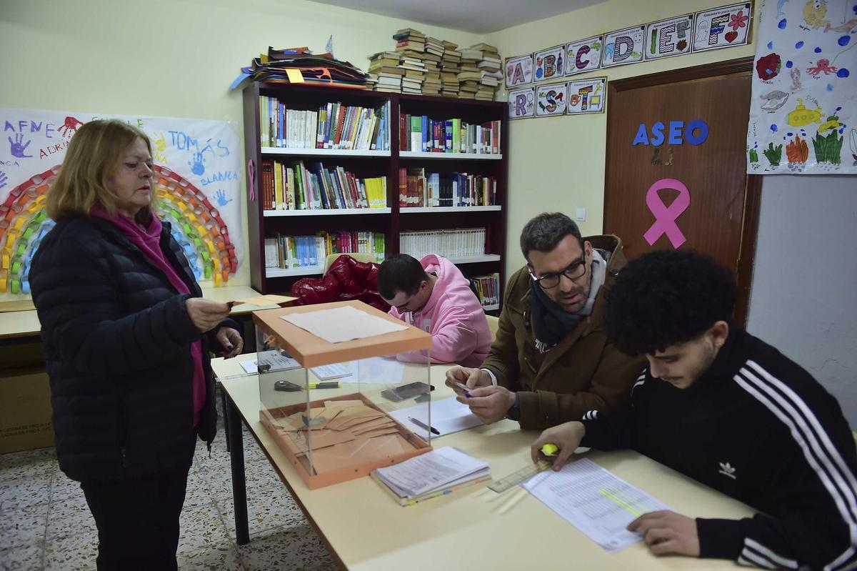 Fotogalería | Elecciones en Extremadura: Así votan este 21D en Jarilla y Villar de Plasencia