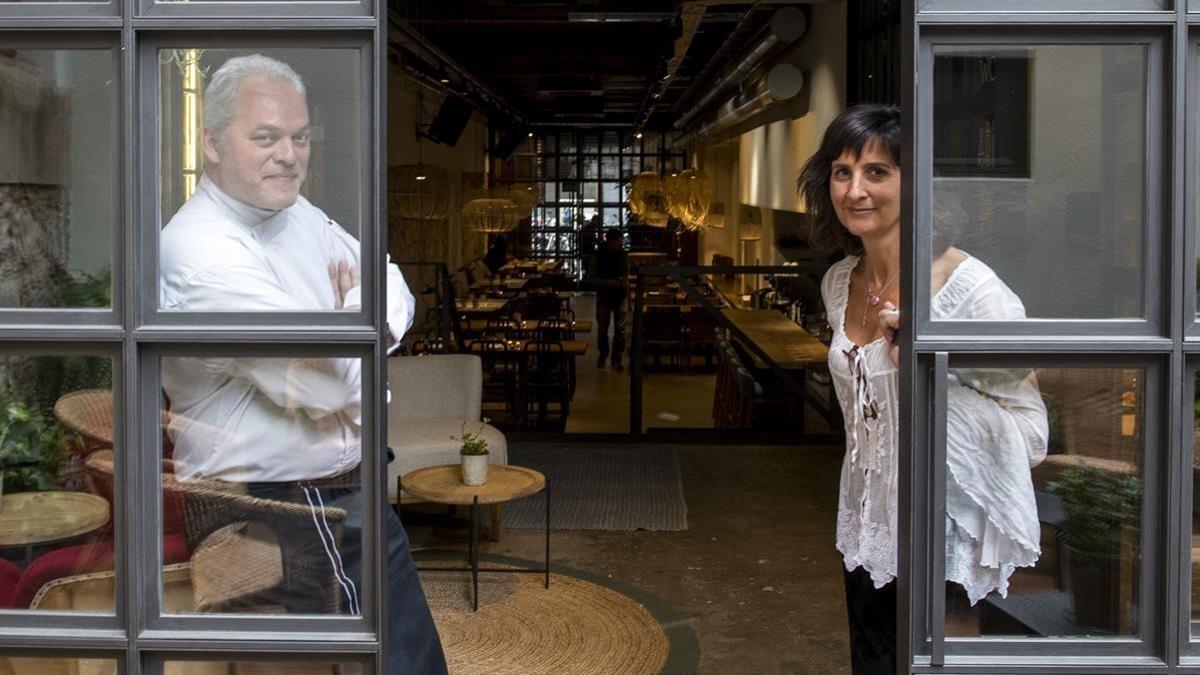 Xavier Pellicer y Mercè Carbonell, desde la puerta de la pequeña terraza del restaurante.