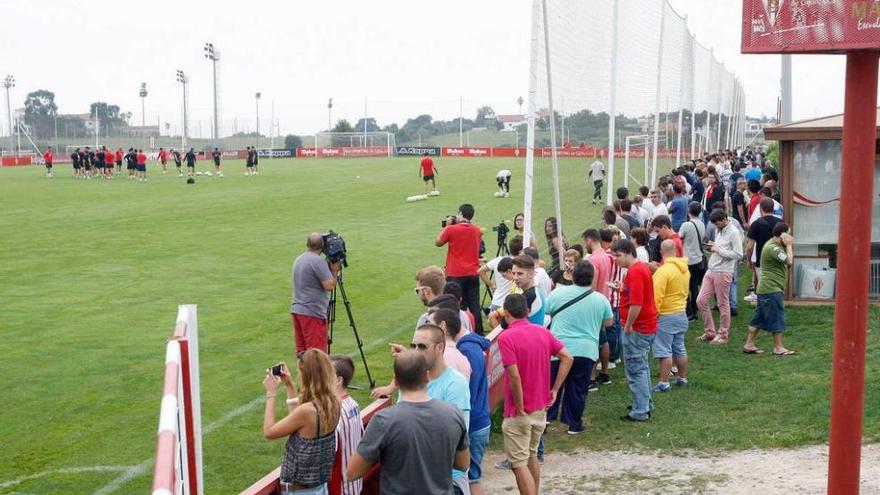 Aficionados siguen el entrenamiento del Sporting en Mareo. j. j.