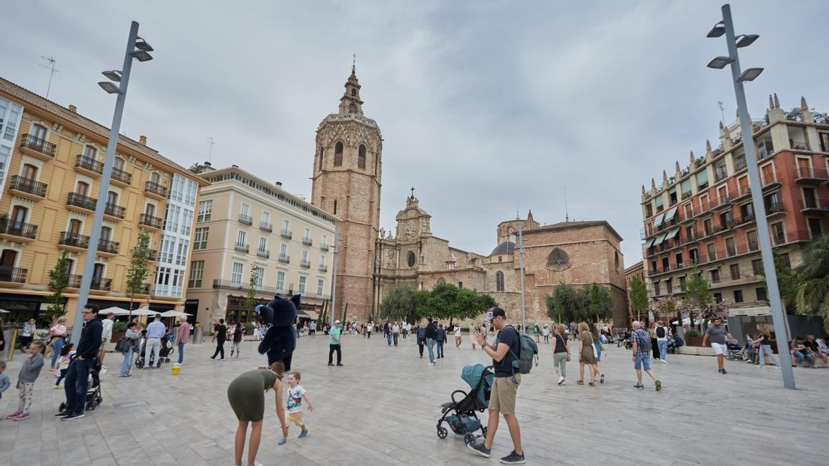Turistas y vecinos de València disfrutan de la plaza de la Reina, aún sin toldos