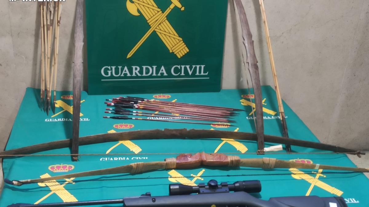 Armas intervenidas por la Guardia Civil en un establecimiento de venta de artículos de segunda mano en A Coruña.