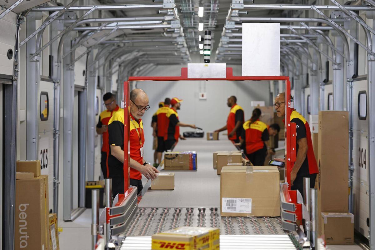 Interior de les instal·lacions de DHL a Vilablareix.