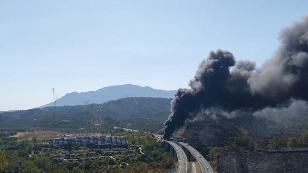 Un camión ardiendo corta la AP-7 a la altura de Benahavís