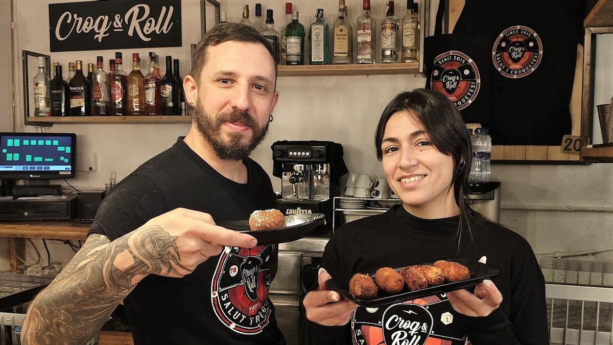 Nil Hostau y Thuany en la croquetería Croq & Roll de Gràcia.