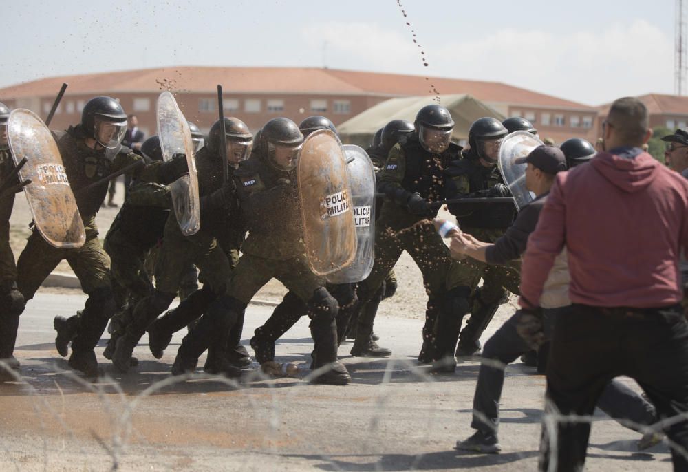 Ejercicio de la policía militar en Bétera con presencia del rey