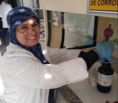 Fammi, estudiando para auxiliar de Farmacia y Parafarmacia en el Instituto Litoral.