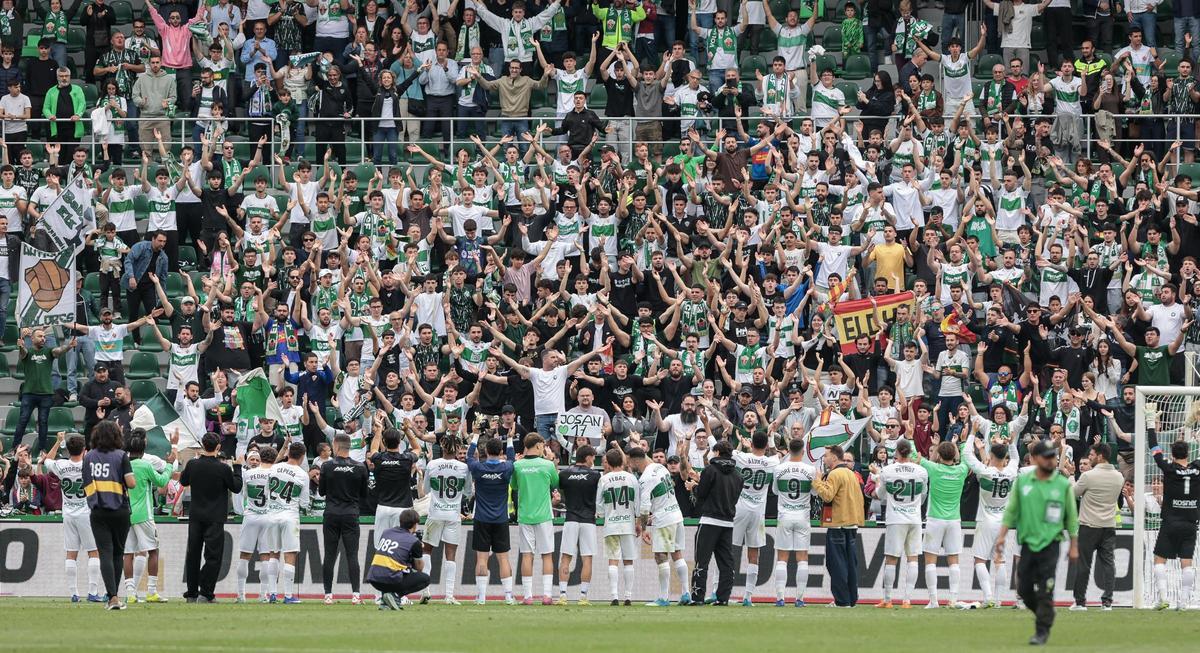 Los jugadores del Elche celebran la victoria contra el Valencia con la afición