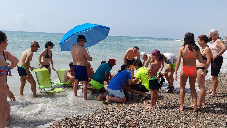 Nules roza la tragedia en la playa, pero los bañistas lo evitan