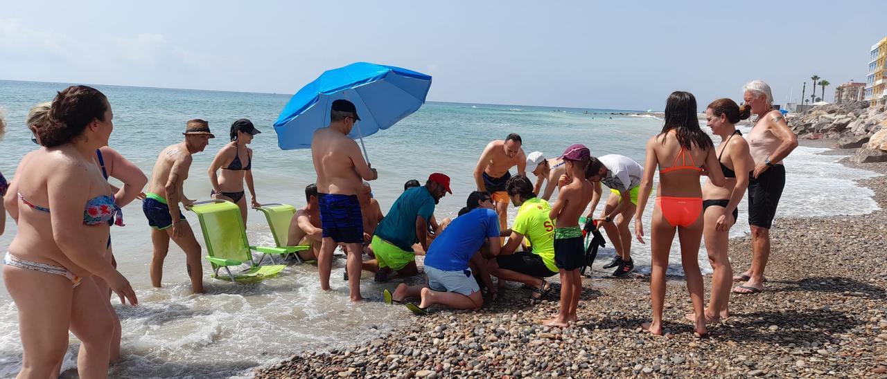 Bañistas acuden al rescate de una turista francesa a punto de morir ahogada.