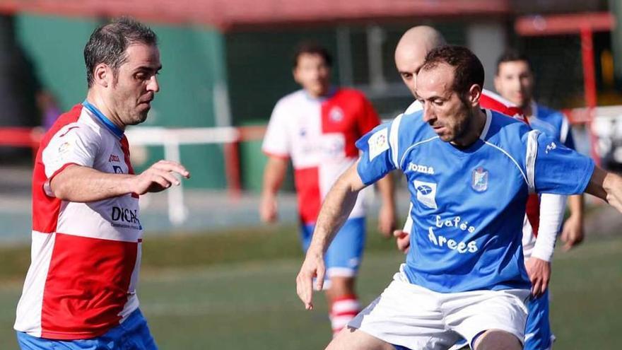 Miguélez, a la izquierda, disputa un balón con Rubén Valdés.