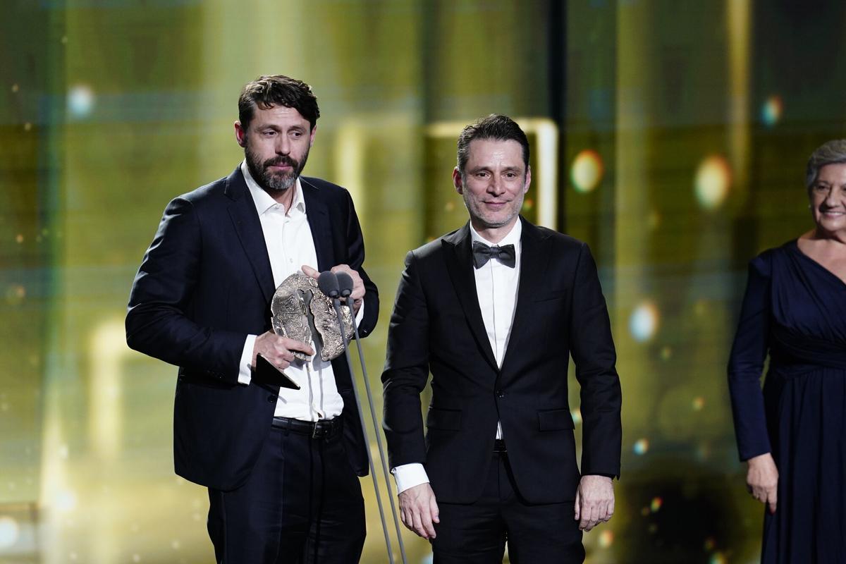 El productor Fernando Bovaira recoge el premio del Público por la película El Cautivo en nombre de Alejandro Amenábar durante la gala de la 31 edición de los Premios José María Forqué, en el Palacio Municipal de IFEMA, a 13 de diciembre de 2025, en Madrid (España). Los Premios Cinematográficos José María Forqué, conocidos como ‘Premios Forqué’, fueron creados en 1996 por la Entidad de Gestión de Derechos de los Productores Audiovisuales (Egeda) para honrar la memoria de José María Forqué, figura en la cinematografía española y primer presidente de Egeda. EGEDA creó el premio con el objetivo de difundir la importancia de la industria audiovisual española e impulsar la figura del productor cinematográfico. 13 DICIEMBRE 2025 A. Pérez Meca / Europa Press 13/12/2025. Fernando Bovaira;;A. Pérez Meca;