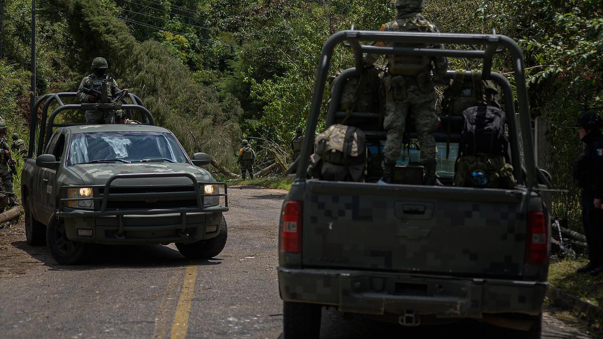 Imagen de archivo de miembros del Ejercito Mexicano que resguardan carreteras debido a la violencia desatada en comunidades de Chiapas.