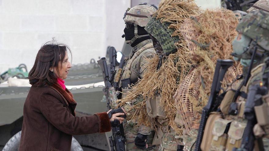 Margarita Robles saluda a varios militares.