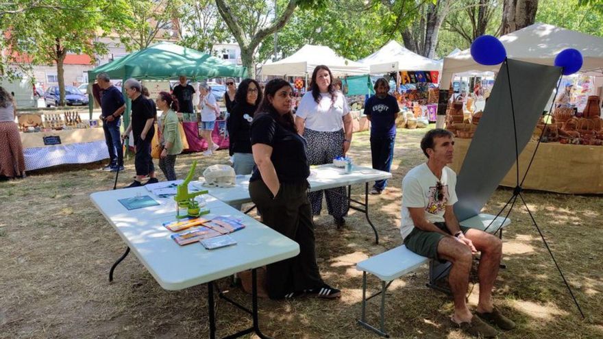 Personas asistentes a la feria en A Xunqueira. | Santos Álvarez