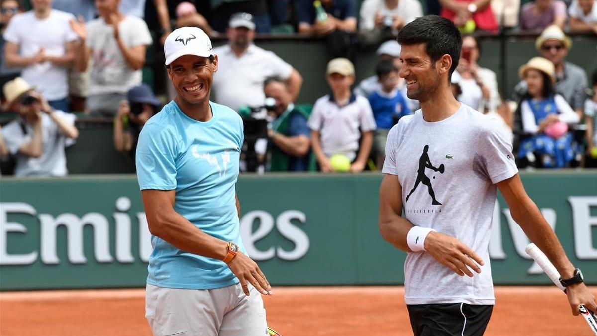 Rafael Nadal y Novak Djokovic, en un partido de exhibición en el Día de los Niños de Roland Garros, este sábado.