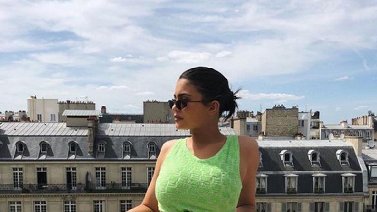 Kylie Jenner posando en París