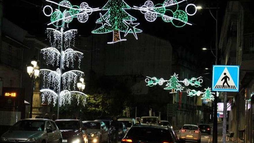 El alumbrado navideño encendido ayer en Ponte Caldelas. // FdV