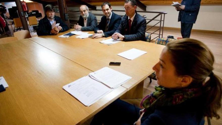 Ana Concejo, a la derecha, durante la reunión de ayer de la mancomunidad de turismo.