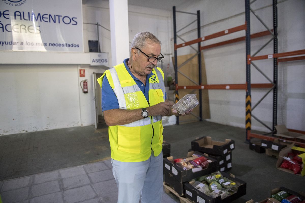 Fotogalería | Una jornada de trabajo en el Banco de Alimentos de Cáceres