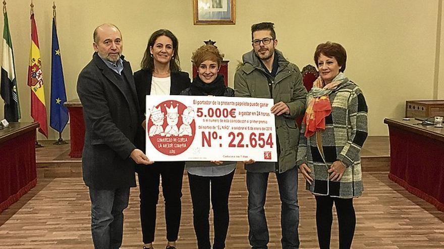 Otorgan el cheque de 5.000 euros para compras