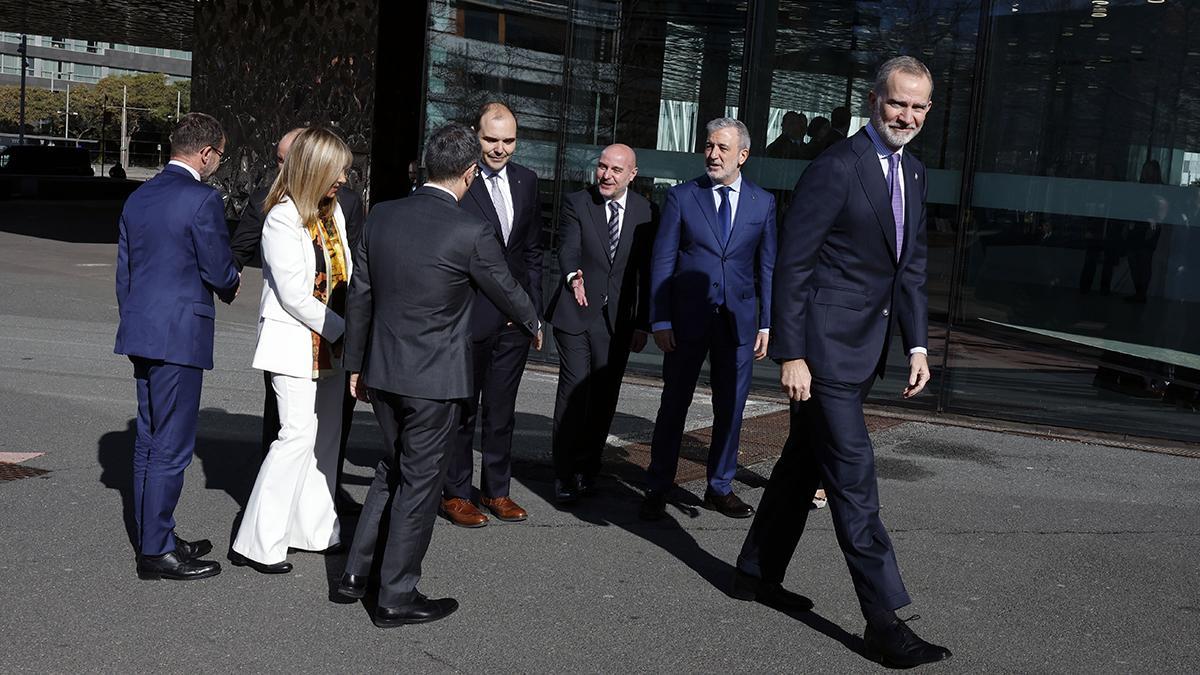 El rey Felipe VI seguido de las autoridades a su llegada al acto de entrega de despachos a los 121 jueces de la nueva promoción, 85 de ellas mujeres, este martes en Barcelona.