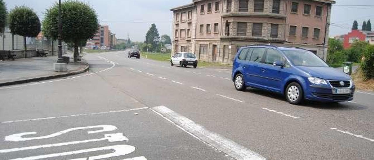 El cruce de acceso a la iglesia y el cementerio de San Martín de La Carrera, donde estaba prevista una de las glorietas. m. noval moro