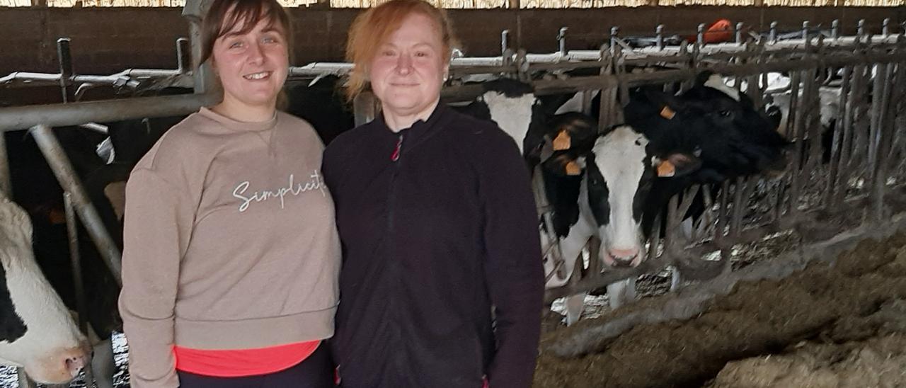 Beatriz Riesgo y Coté Fernández, en una ganadería que atienden en Salas.