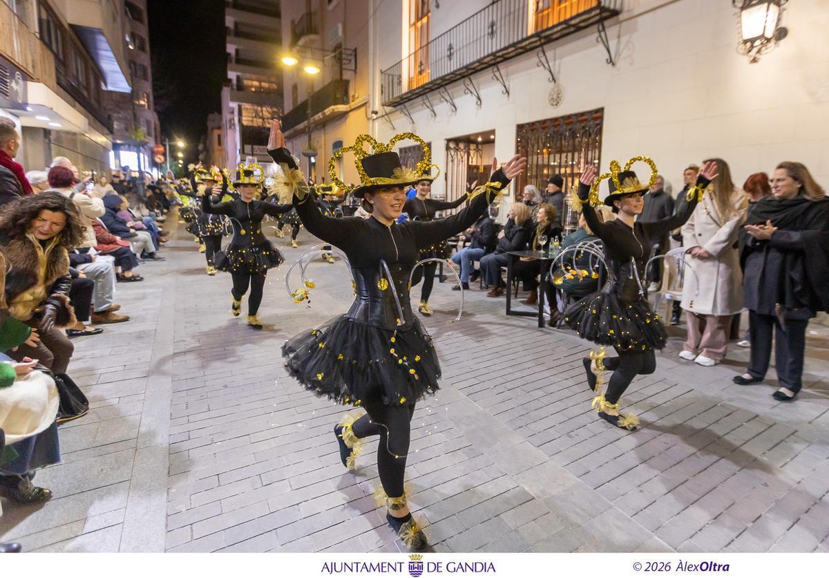 El viento sí respeta la Cavalcada del Ninot de Gandia que luce como nunca