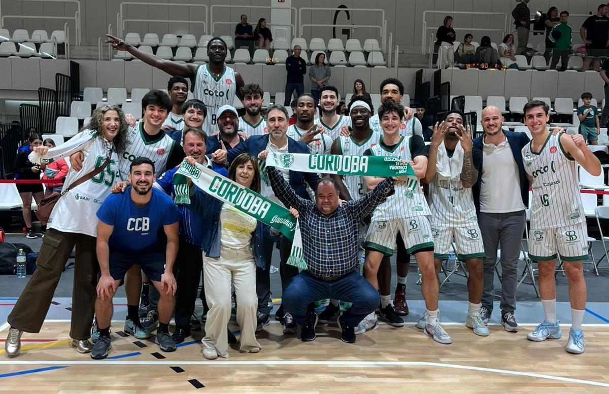 El Coto Córdoba celebra la conquista del título del Grupo Oeste de la Segunda FEB.